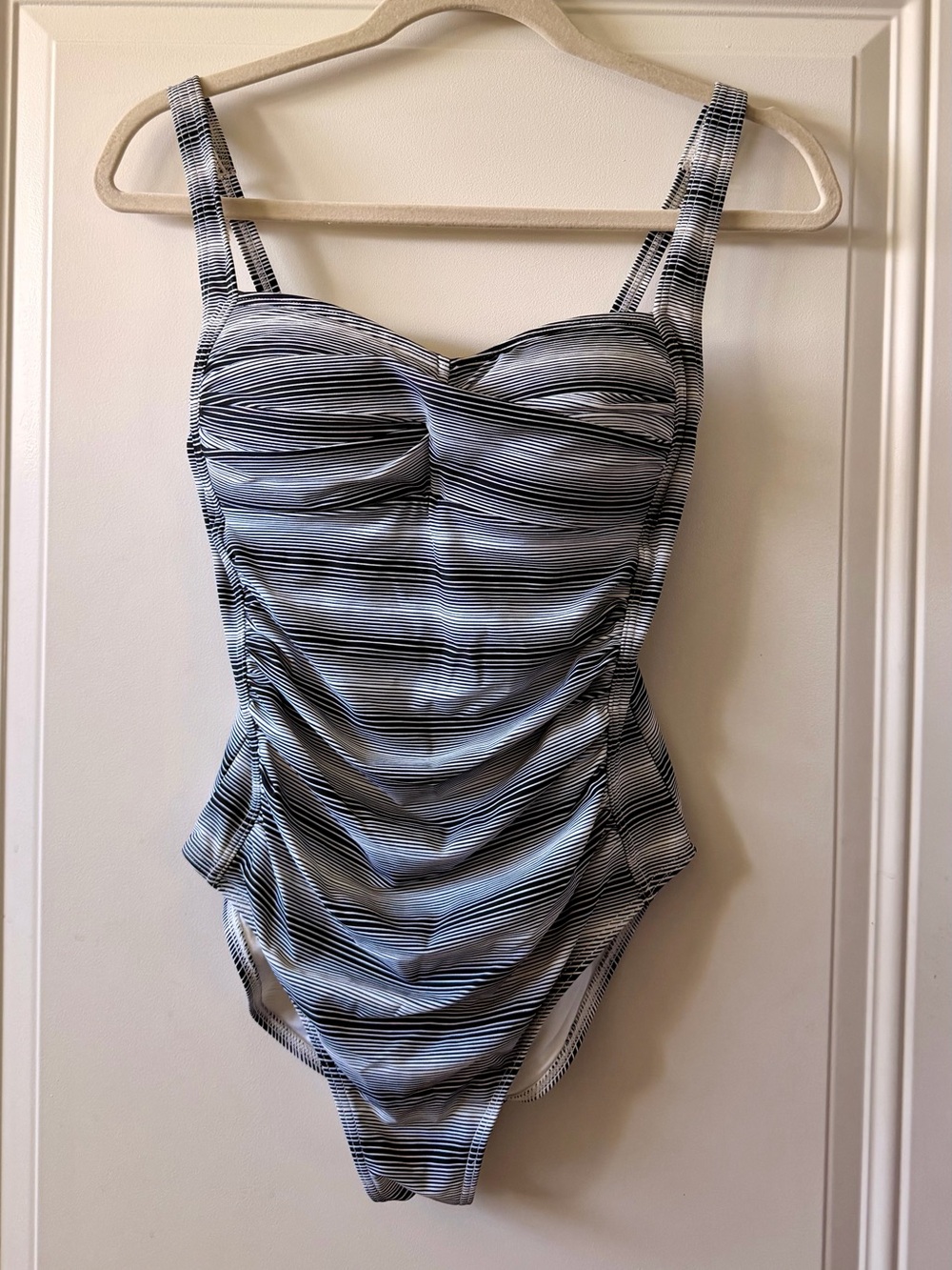 bond-eye One-Piece